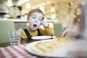 Enfant qui s'ennuie clairement au restaurant !