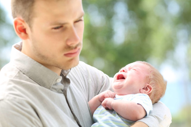 Pas toujours fastoche d'être papa ! Droit d'auteur: antonioguillem / 123RF Banque d'images