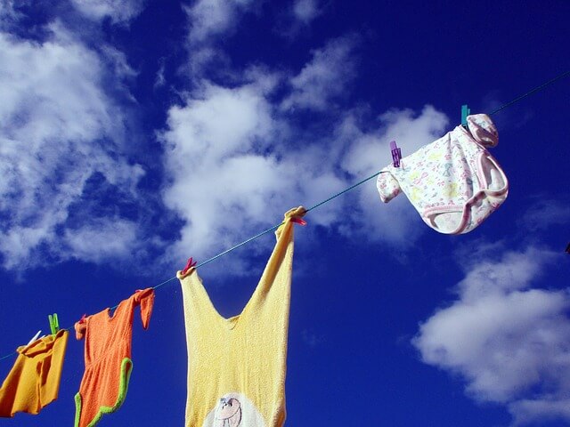 Vêtements enfant séchants sur une corde à linge