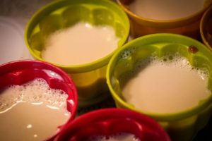 Les Flans terminés ! Il n'y a plus qu'à les mettre au frigo pendant au moins 2 heures, et à les déguster avec ses enfants !